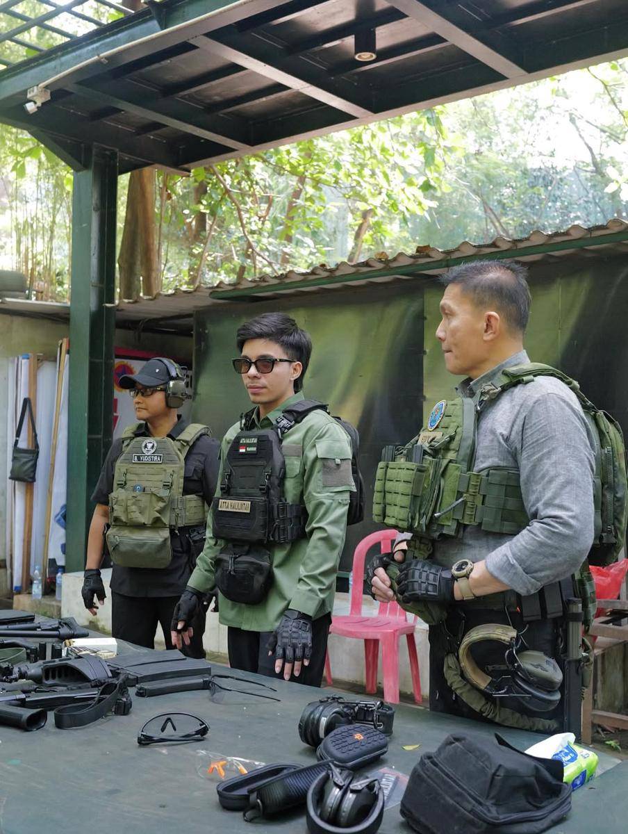 potret Atta Halilintar belajar menembak