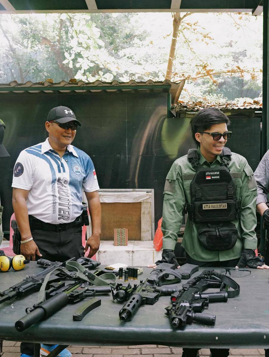 potret Atta Halilintar belajar menembak