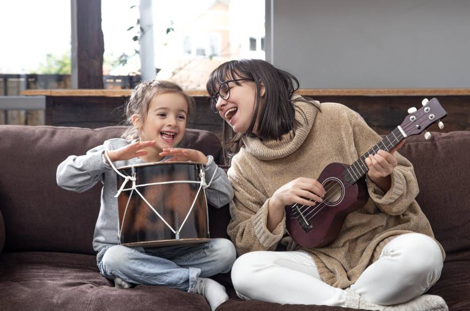 ilustrasi orang tua dan anak bermain musik