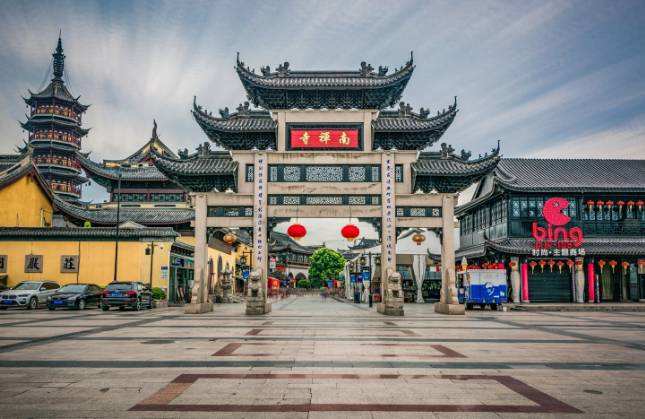 Bell Tower Xi'An, China (freepik.com/evening_tao)