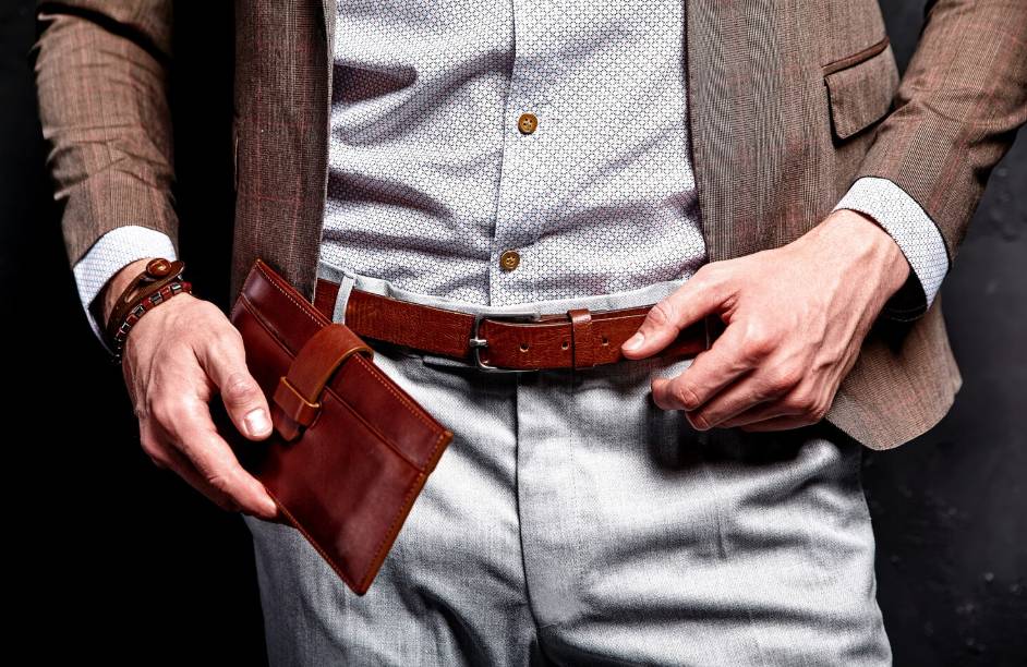 illustrasi pria dengan dompet kulit (freepik.com/halayalex)