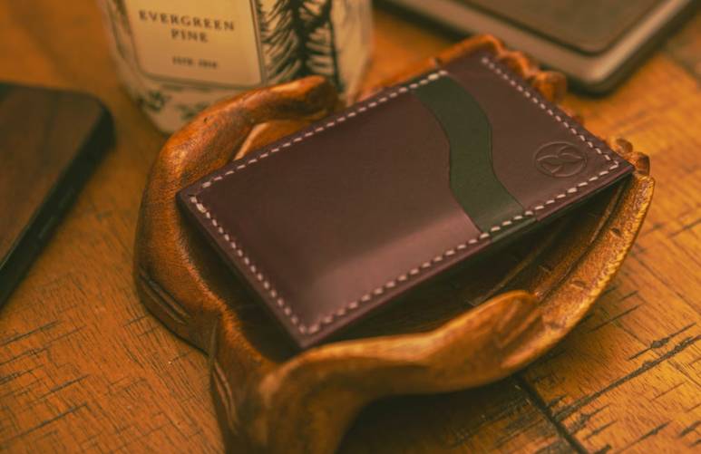 illustrasi dompet kulit (unsplash.com/Kyle Williamson)
