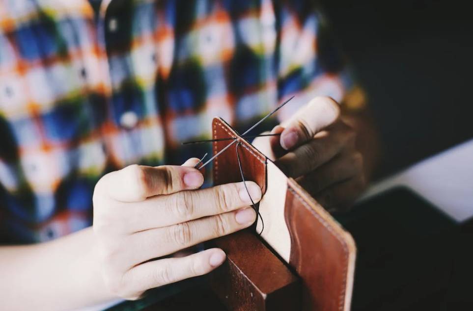 illustrasi menjahit dompet kulit (pexels.com/Kevin Menajang)