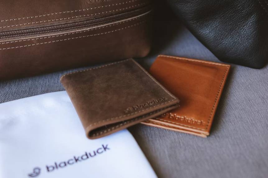illustrasi dompet kulit (unsplash.com/Guzmán Barquín)