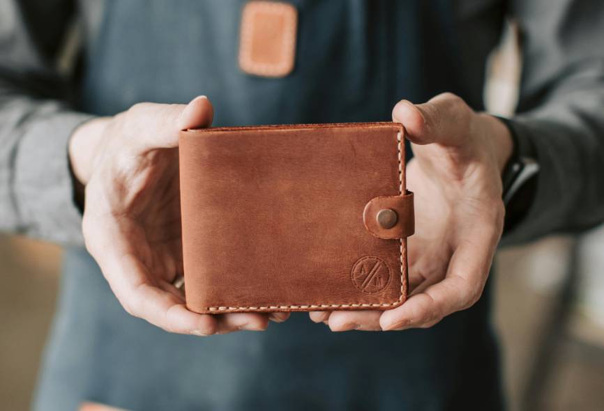 illustrasi dompet kulit (pexels.com/Vlada Karpovich)