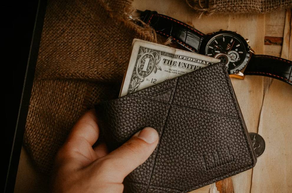 illustrasi dompet kulit (unsplash.com/yousef samuil)