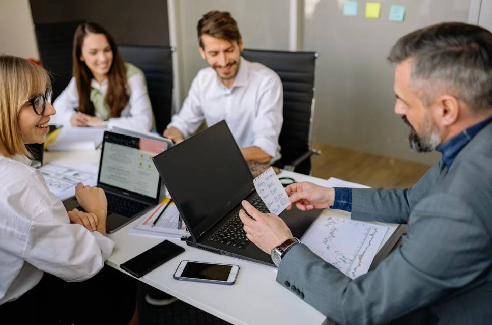 illustrasi meeting kerja (pexels.com/Yan Krukau)