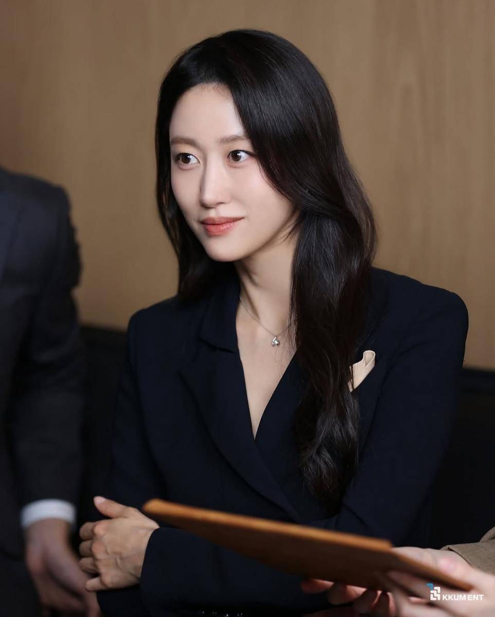 Jeon Hye Bin di drakor Beyond the Bar