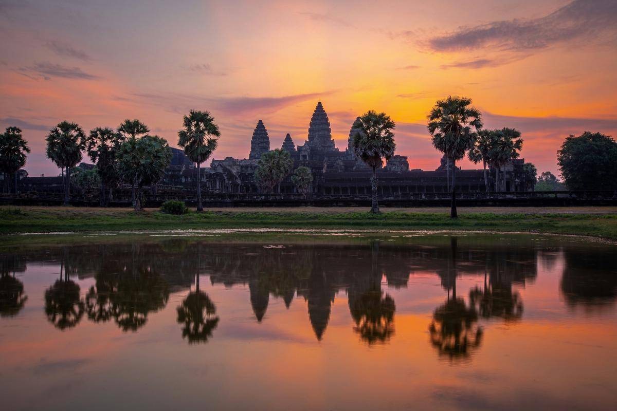 ilustrasi suasana senja di candi