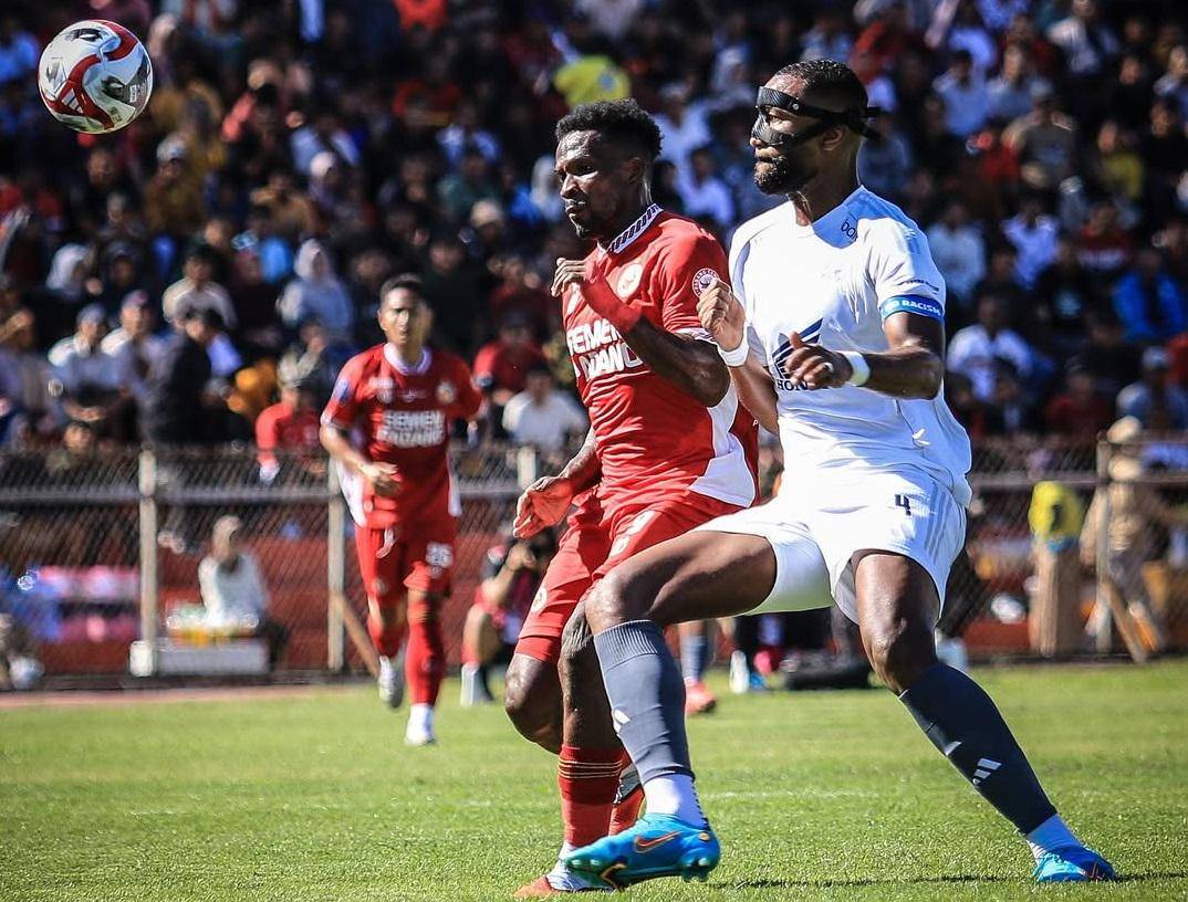 Yura berhadapan dengan Cornelius Stewart (Foto: Semen Padang FC)