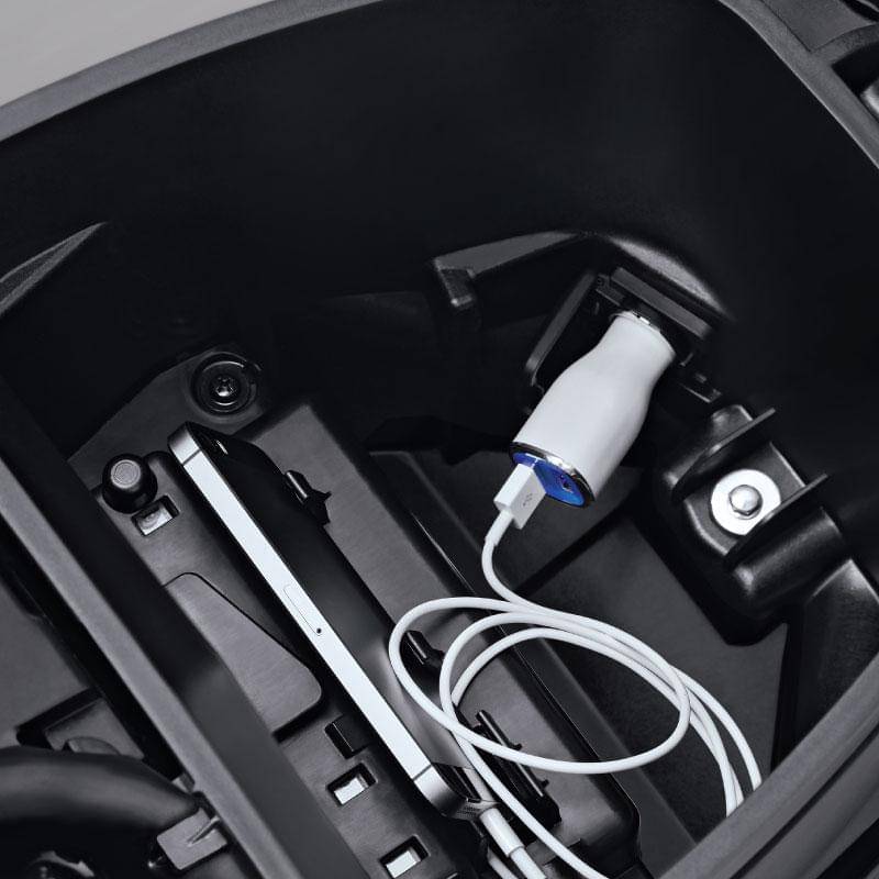 potret power charger di bagasi Honda Supra X 125 (astra-honda.com)