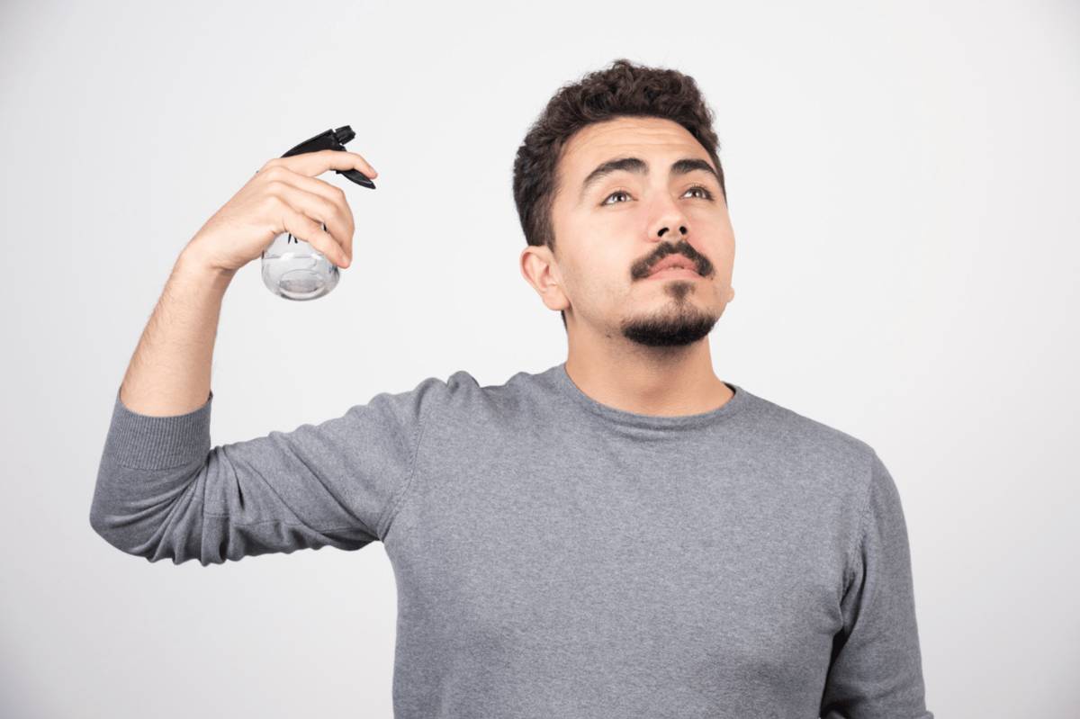 ilustrasi pria menggunakan hair mist (freepik.com/azerbaijan_stockers)