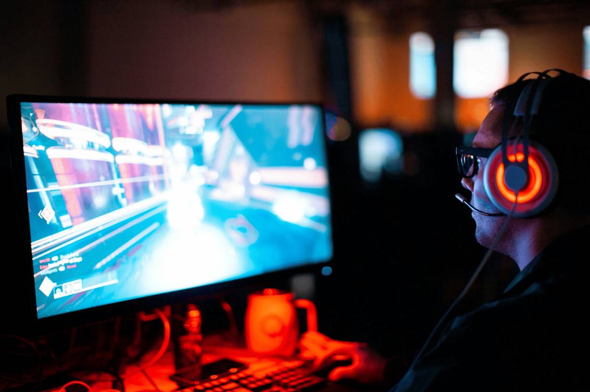 ilustrasi pria gamer (unsplash.com/Sean Do)