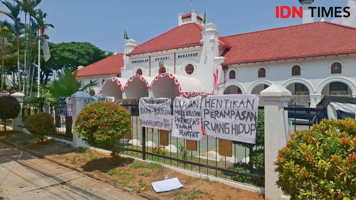 Spanduk pengunjuk rasa di pagar Pengadilan Negeri Makassar, Kamis (21/8/2025).