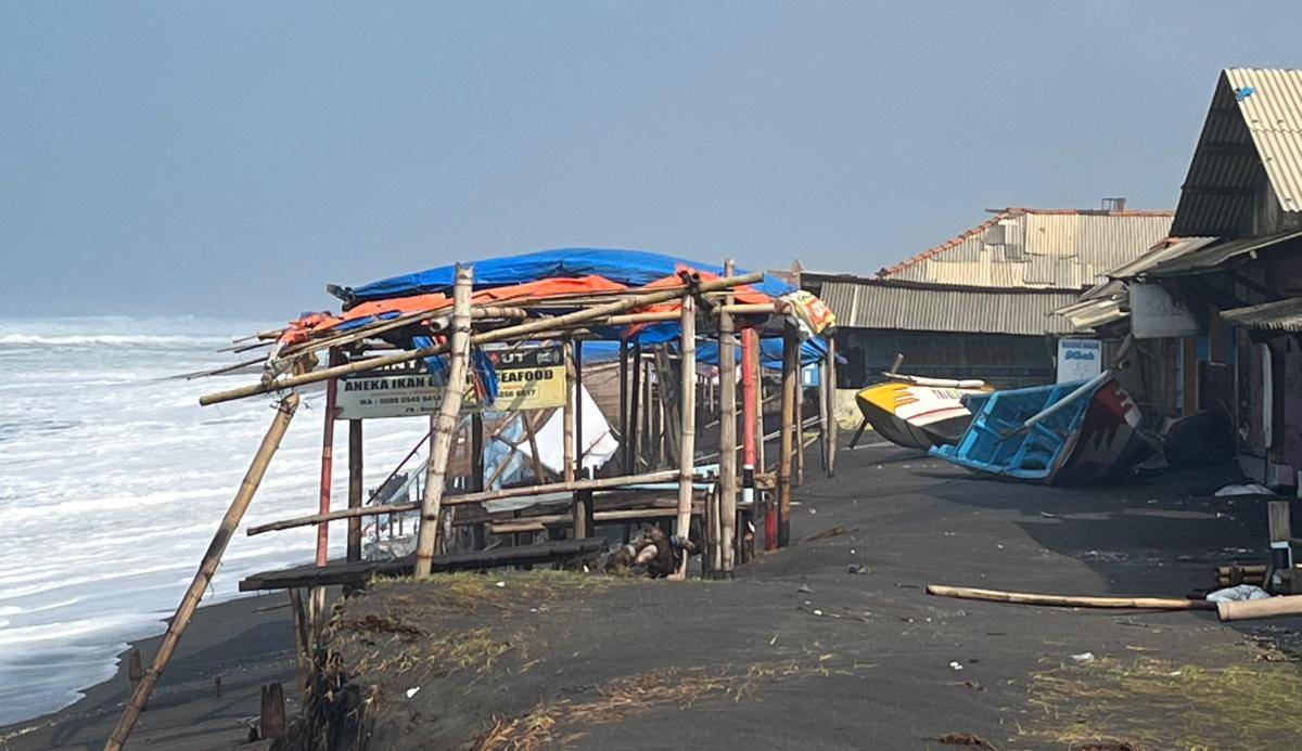 Tak Ada Hujan, Belasan Warung Seafood di Pantai Depok Kebanjiran