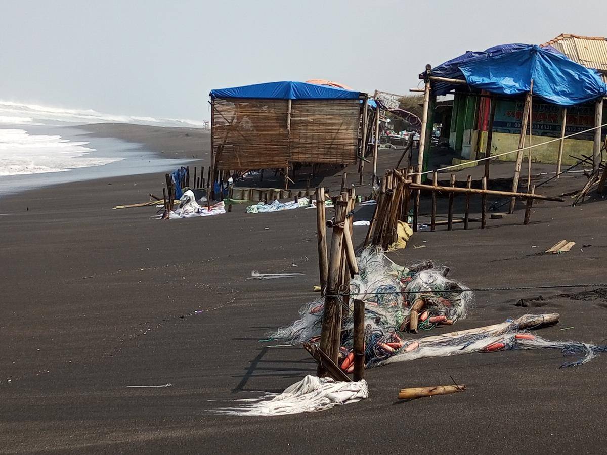 Tak Ada Hujan, Belasan Warung Seafood di Pantai Depok Kebanjiran