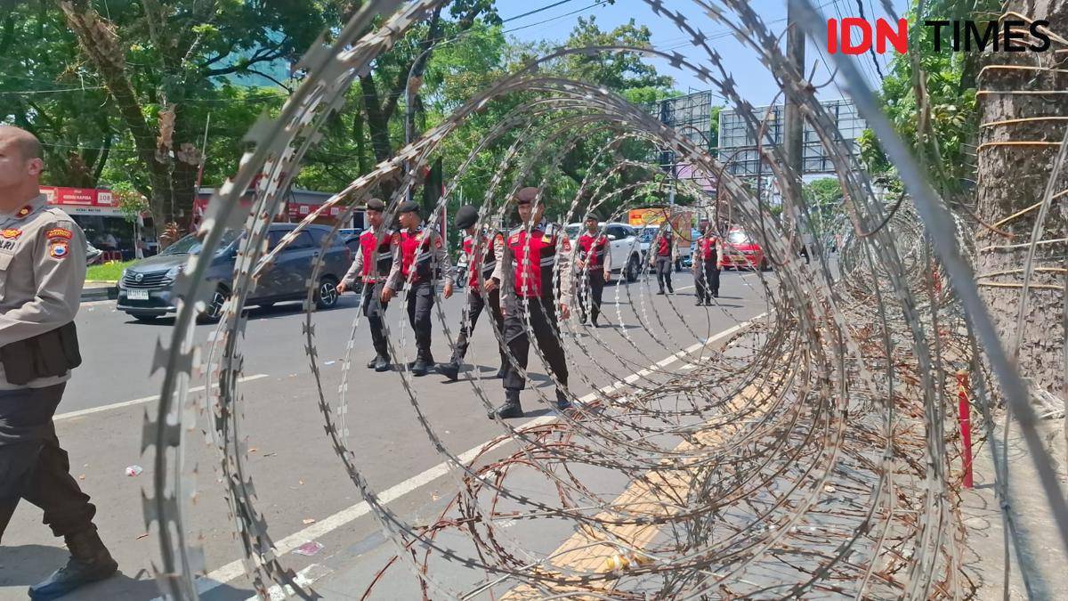 Aparat kepolisian bertugas mengamankan unjuk rasa di Pengadilan Negeri Makassar, Kamis (21/8/2025).