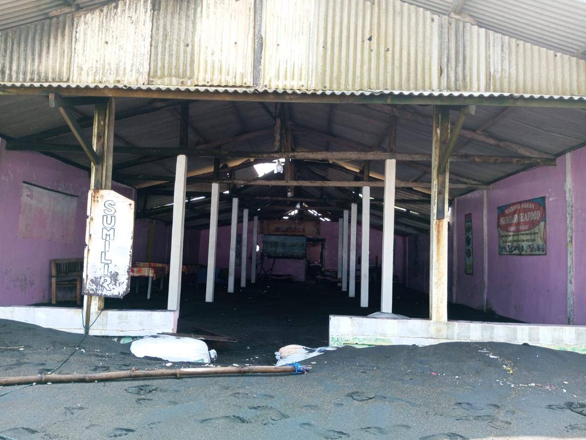 Tak Ada Hujan, Belasan Warung Seafood di Pantai Depok Kebanjiran