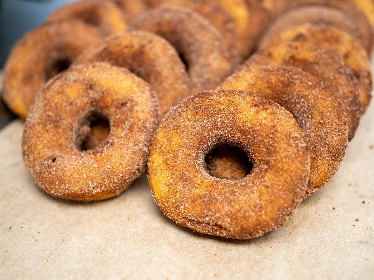 Potret donat pisang gula kayu manis