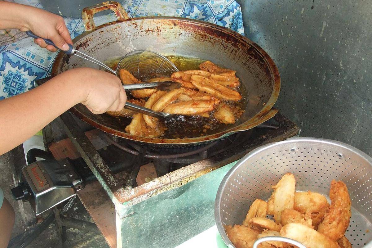 Potret orang menggoreng pisang