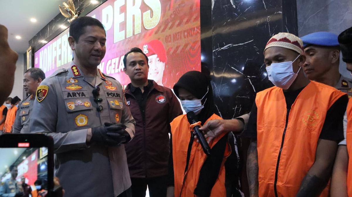 Pasangan kekasih ditangkap setelah terlibat sebagai kurir dalam jaringan pengedar narkoba. (Dok. Polrestabes Makassar)