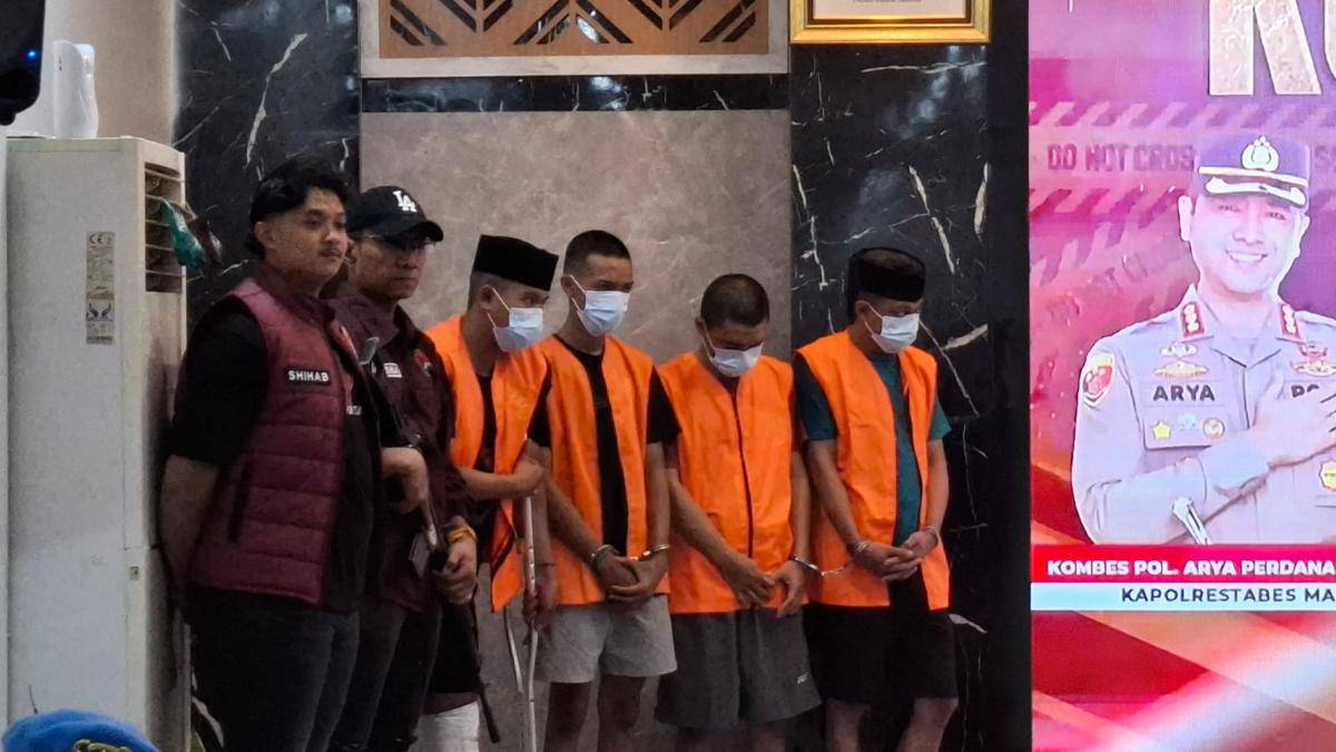 Tersangka pengedar sabu-sabu di Makassar saat ekspos kasus di Kantor Polrestabes Makassar, Jumat (22/8/2025). IDN Times/Darsil Yahya