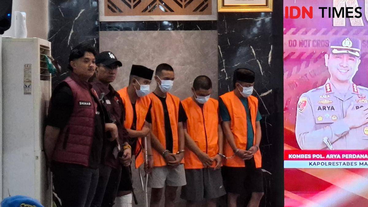 Tersangka pengedar sabu-sabu di Makassar saat ekspos kasus di Kantor Polrestabes Makassar, Jumat (22/8/2025). IDN Times/Darsil Yahya