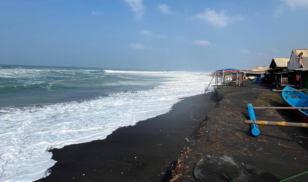Tak Ada Hujan, Belasan Warung Seafood di Pantai Depok Kebanjiran