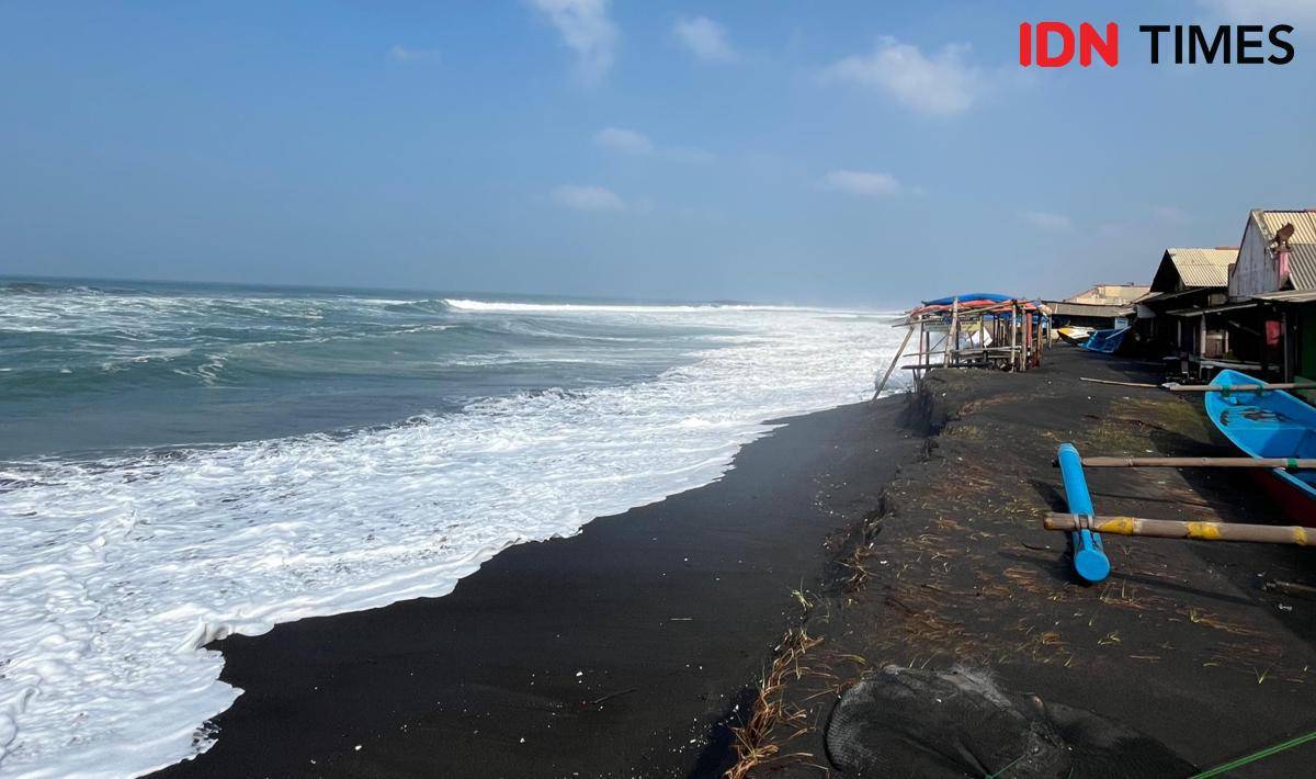 Gelombang pasang terjang warung dan rumah makan seafood Pantai Depok.