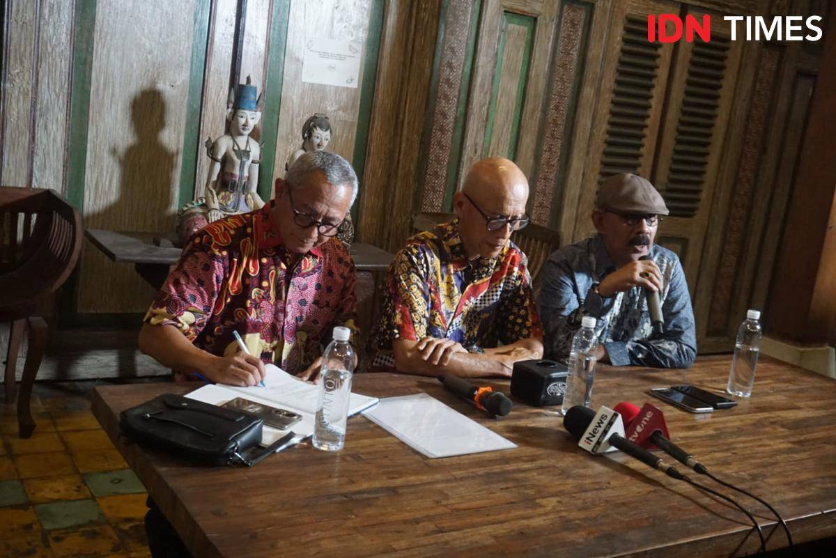 Ayah Diplomat Kemlu Arya Daru bersama kuasa hukum keluarga.jpeg