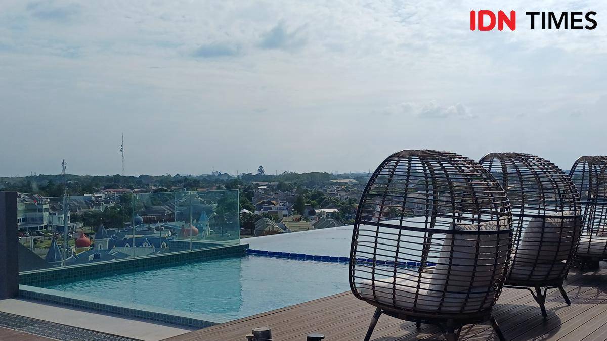Potret kolam renang ARTOTEL Living World Kota Wisata - Cibubur, Kabupaten Bogor