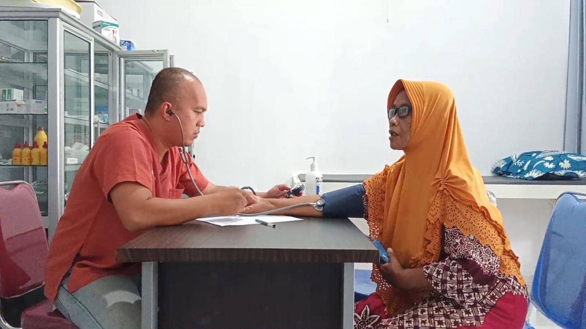 Pasien menjalani pemeriksaan kesehatan di klinik LKNU Tulungagung. IDN Times/ istimewa