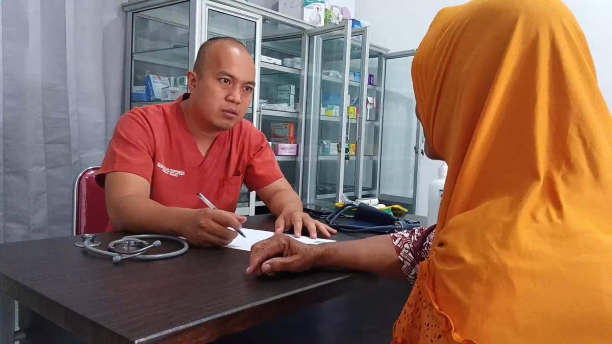 Pasien menjalani pemeriksaan kesehatan di klinik LKNU Tulungagung. IDN Times/ istimewa