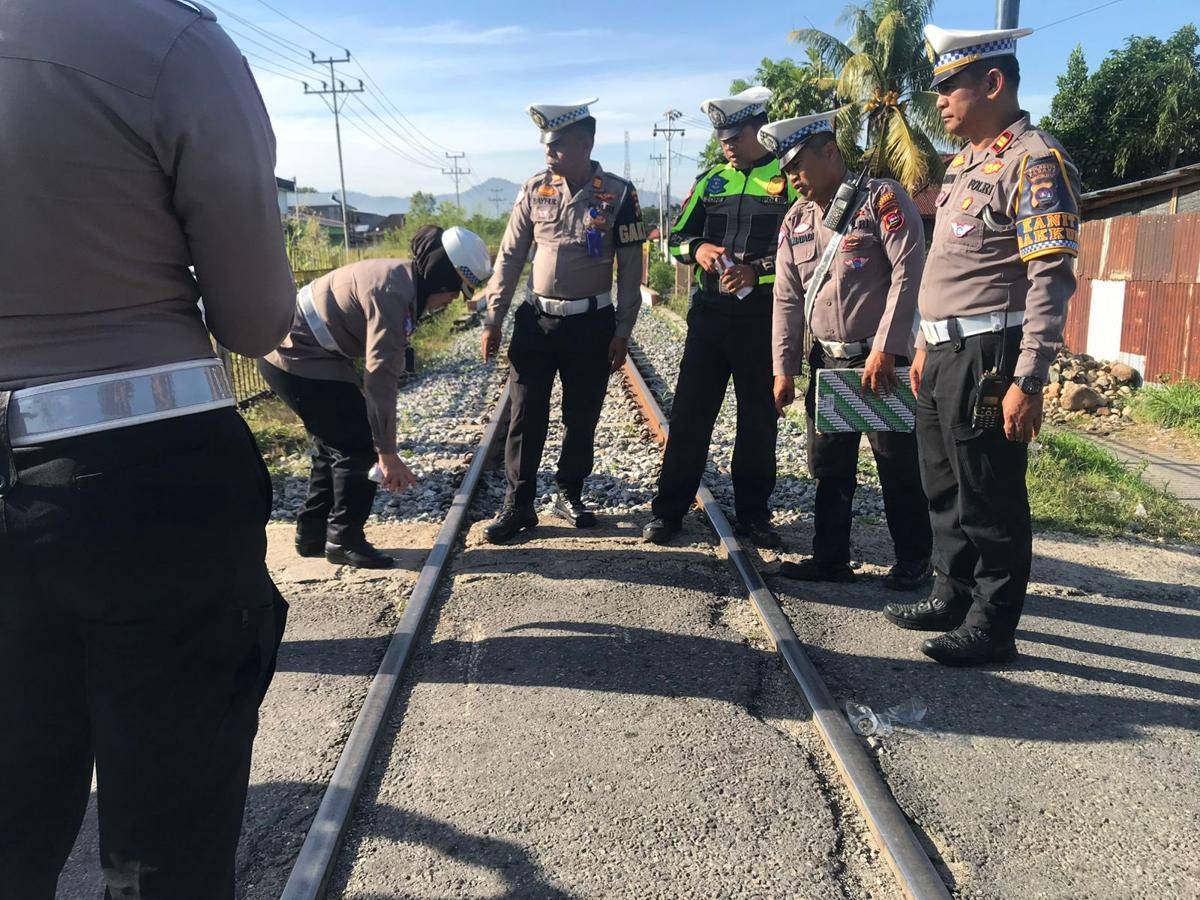 Polisi melakukan olah TKP tempat kecelakaan kereta api yang menewaskan 2 siswi SMA di Padang (Foto: IDN Times/Halbert Caniago)