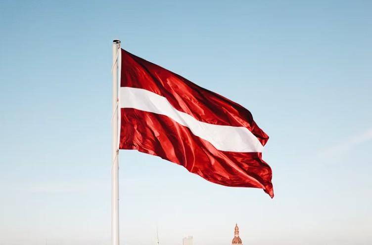 Bendera Latvia (unsplash.com/Kaspars Upmanis)