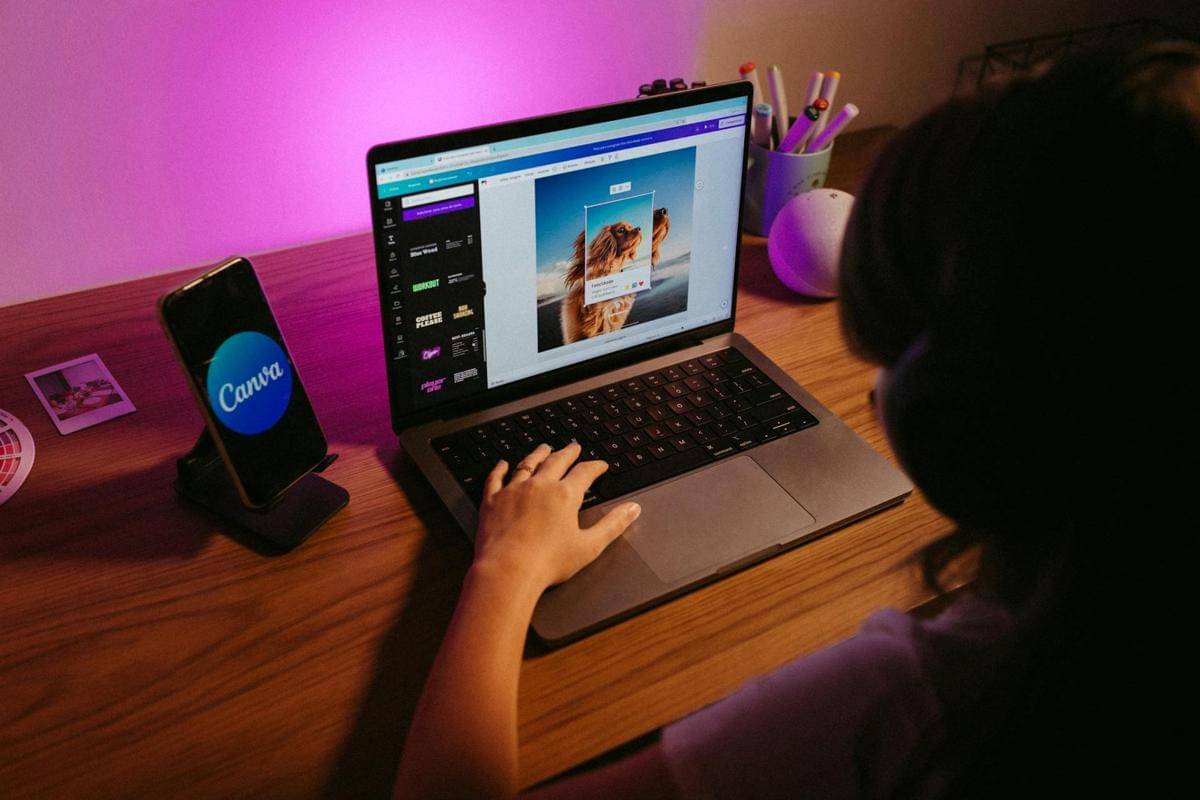 ilustrasi aplikasi Canva