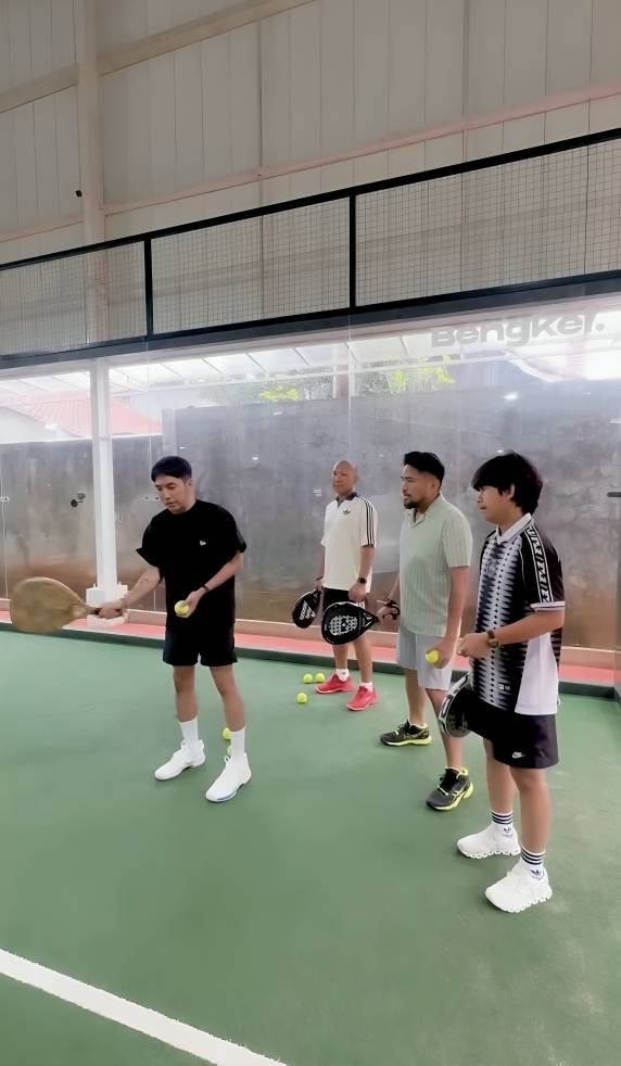 Desta melatih padel para komedian