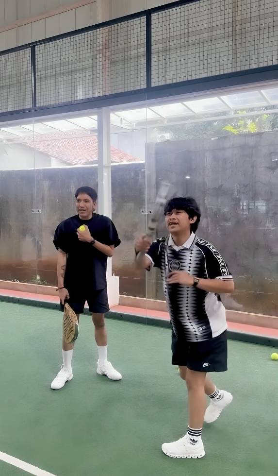Desta melatih padel para komedian