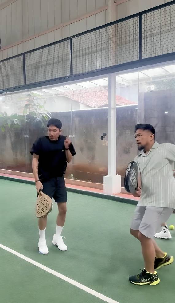 7 Potret Desta Jadi Pelatih Padel Para Komedian, Santai tapi Serius!