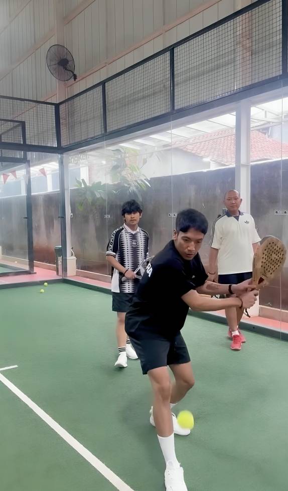 Desta melatih padel para komedian