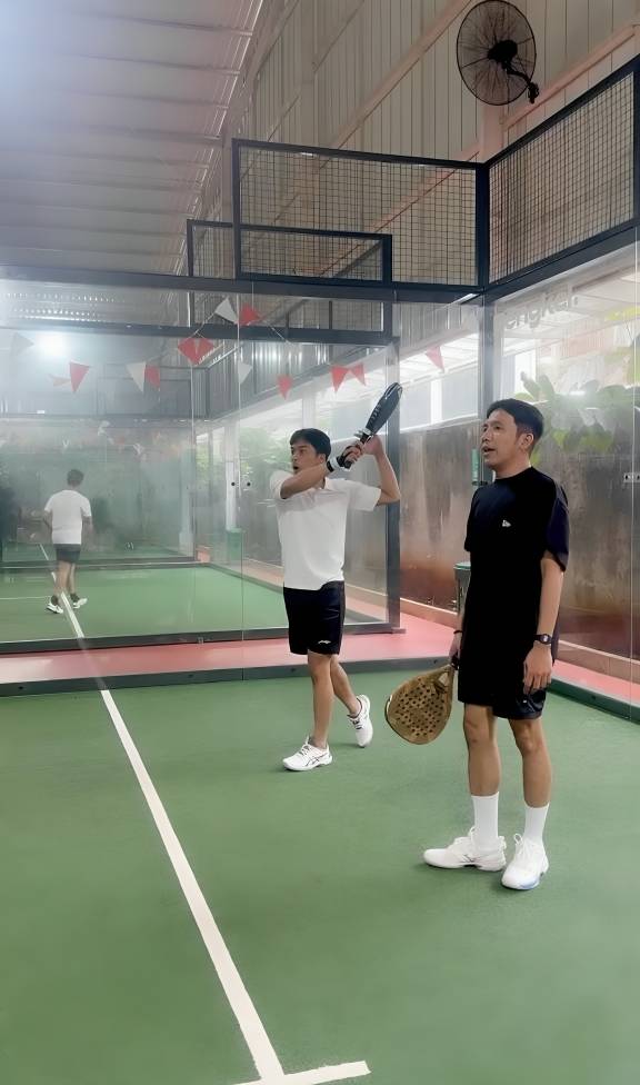 Desta melatih padel para komedian
