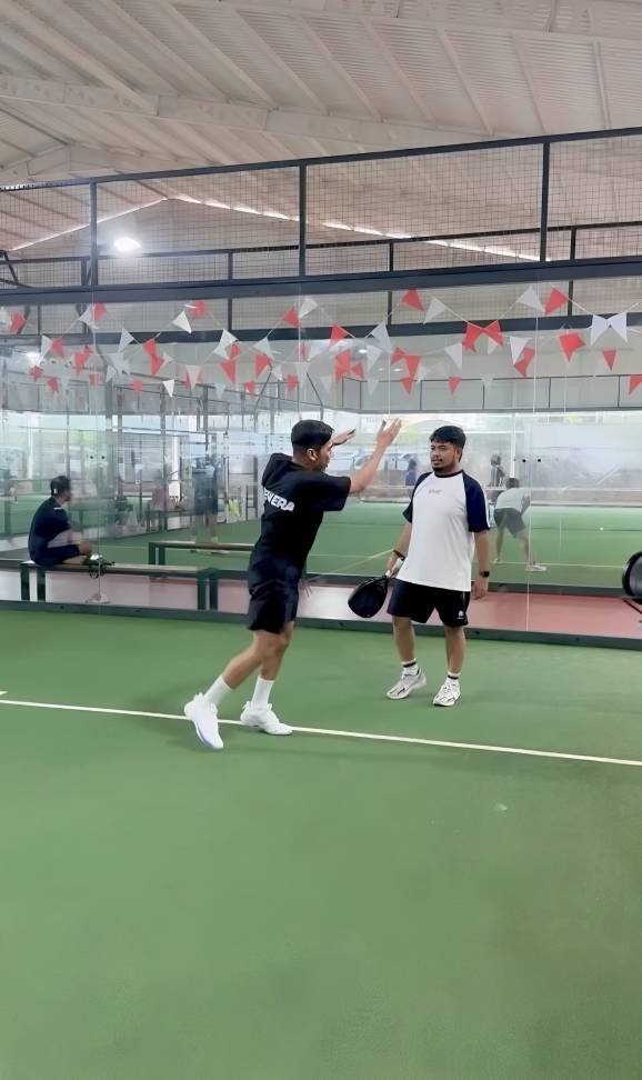 Desta melatih padel para komedian
