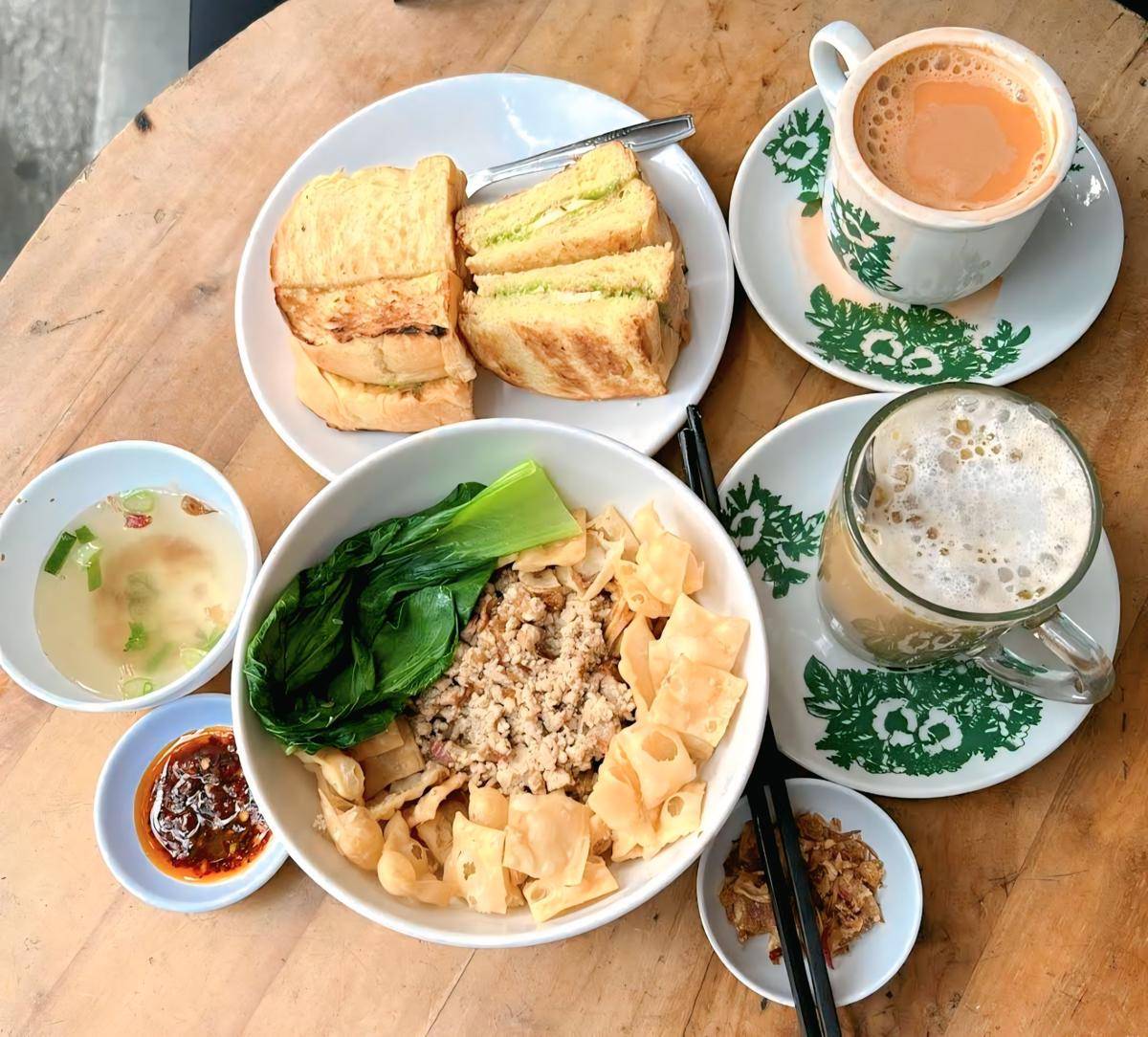 Boen Roti & Kopitiam (google.com/maps/busthomi emha)