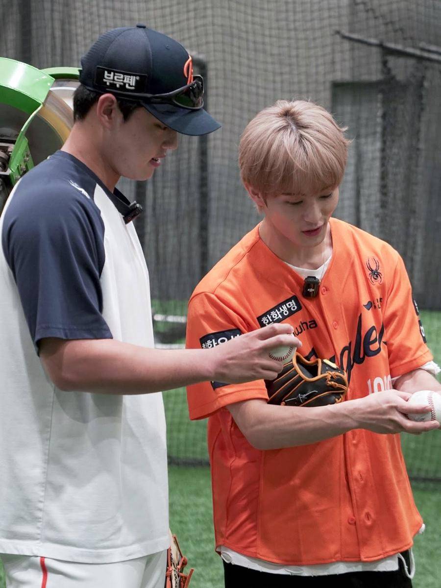 potret Mark NCT jadi first pitcher di 2025 Shinhan SOL Bank KBO League (instagram.com/hanwhaeagles_soori)