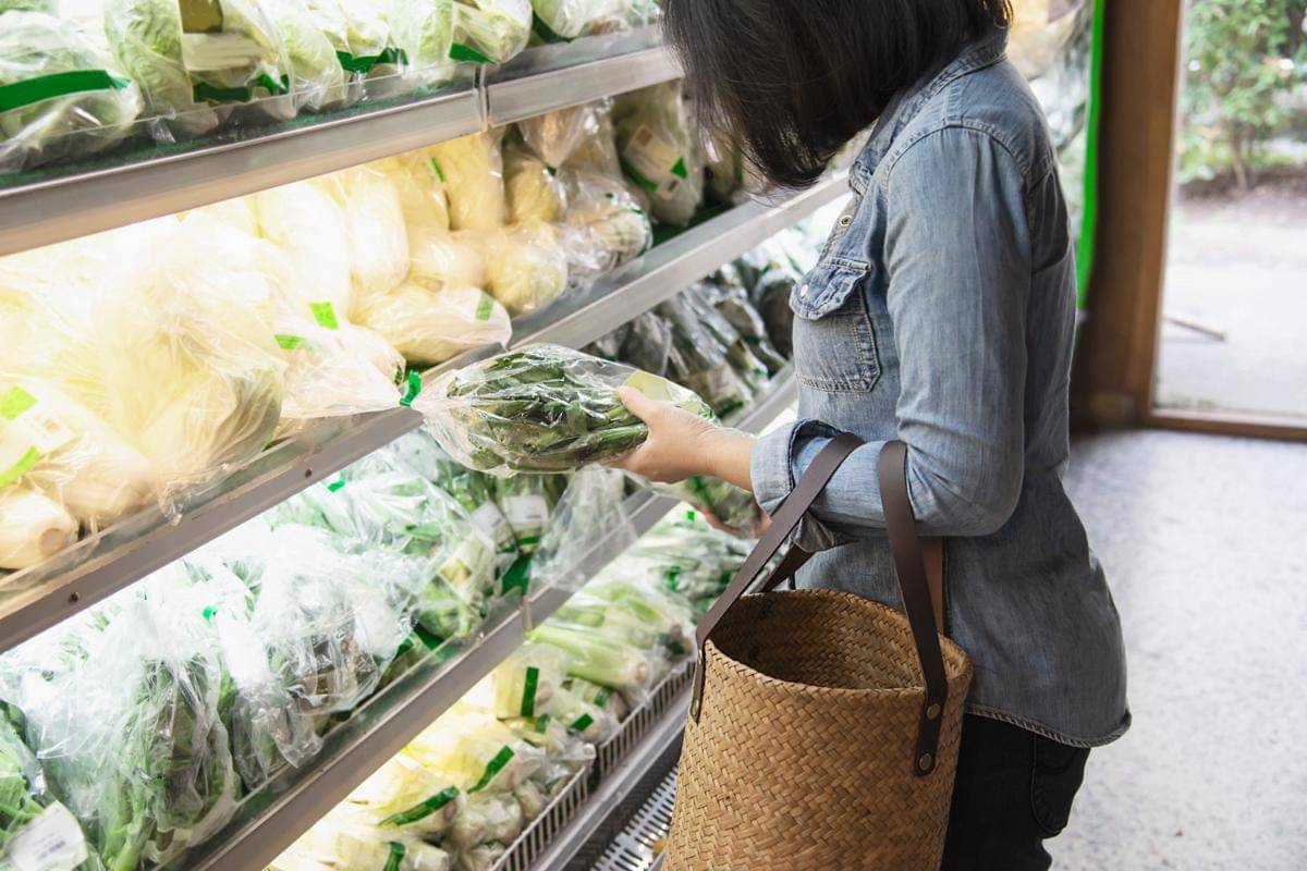 ilustrasi seorang wanita yang  sedang memilih sayuran di supermarket (freepik.com/jcomp)