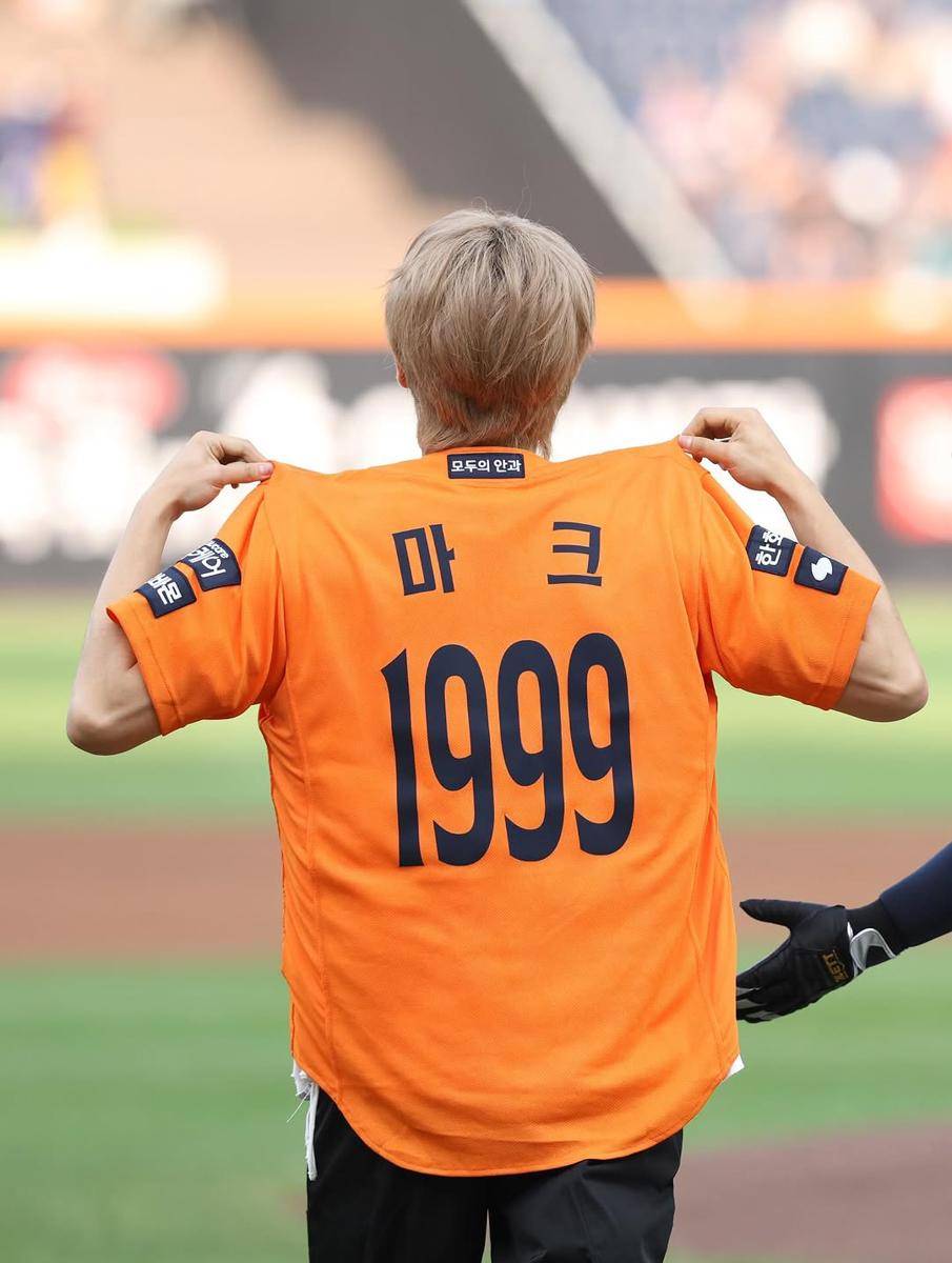 potret Mark NCT jadi first pitcher di 2025 Shinhan SOL Bank KBO League (instagram.com/hanwhaeagles_soori)