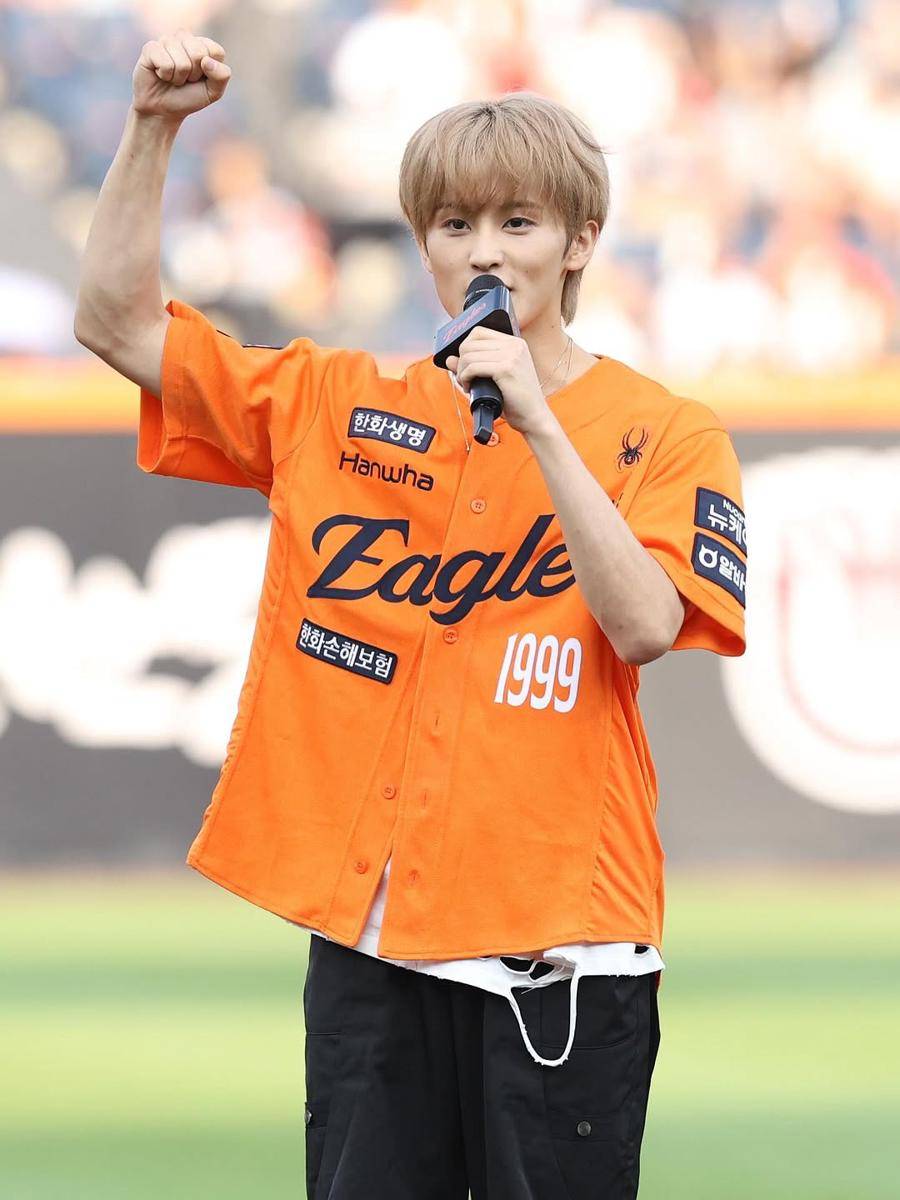 potret Mark NCT jadi first pitcher di 2025 Shinhan SOL Bank KBO League (instagram.com/hanwhaeagles_soori)