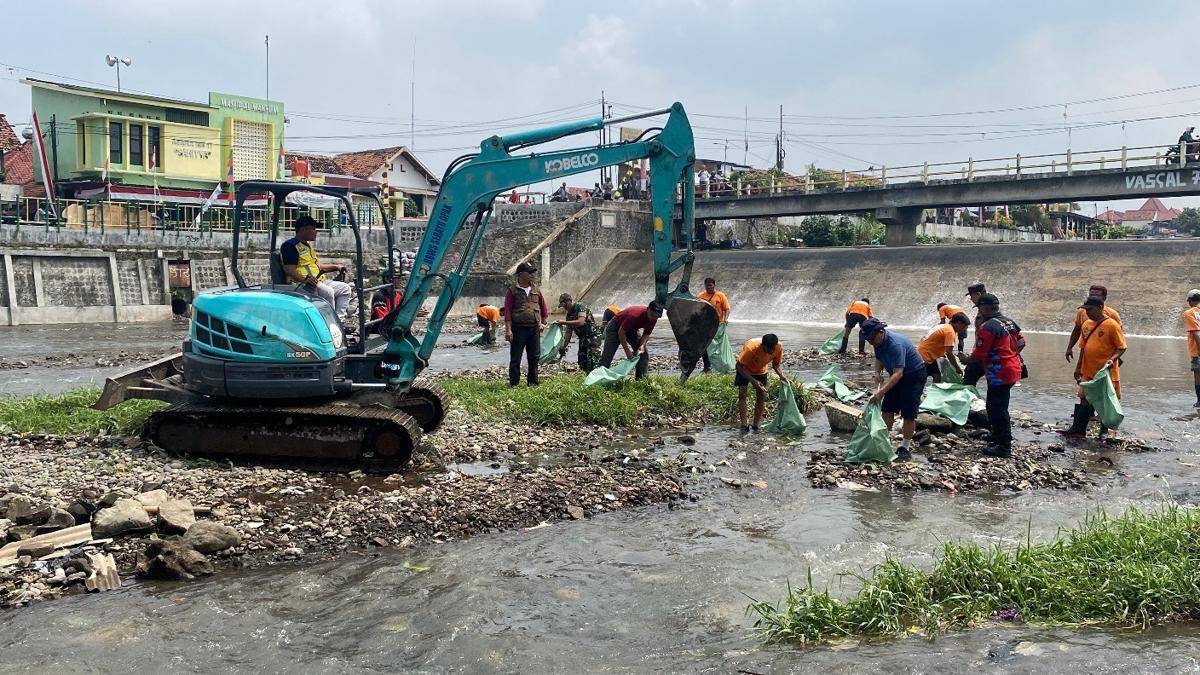 Dua alat berat jenis excavator yang dikerahkan langsung ke sejumlah titik rawan sedimentasi. (dok. Pemkot Jogja)