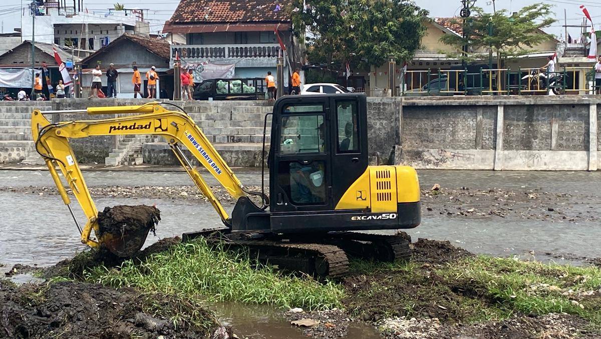 Dua alat berat jenis excavator yang dikerahkan langsung ke sejumlah titik rawan sedimentasi. (dok. Pemkot Jogja)