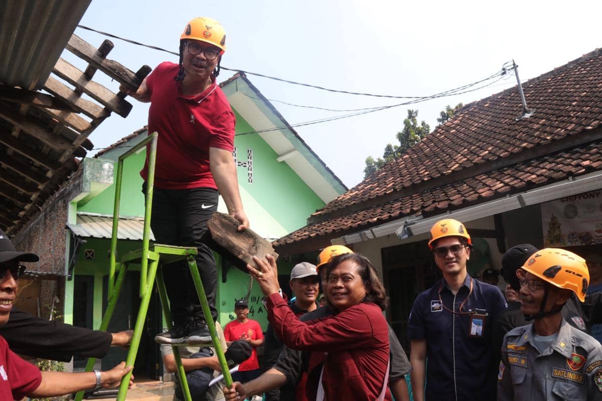 Wali Kota Yogyakarta, Hasto Wardoyo saat melakukan simbolis bedah rumah di rumah Bapak Dwi Nugroho. (dok. Pemkot Jogja)